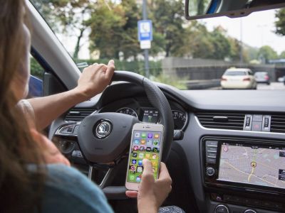 Der ADAC geht von bis zu einer Milliarde Handyverstößen im Jahr aus