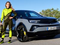 Opel startet GSE-Kampagne mit Sophia Flörsch