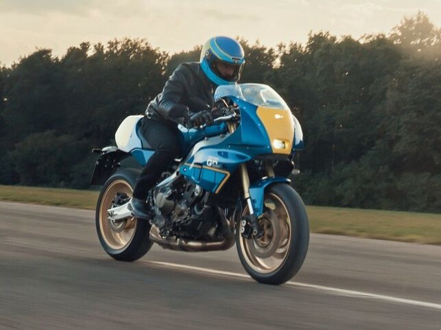 Blaue Yamaha XSR 900 GP erinnert an Christian Sarron - Bild 1