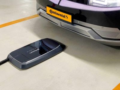 Continental entwickelt Laderoboter für E-Fahrzeuge
