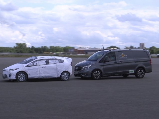 ADAC bemängelt magere Sicherheitsausstattung bei Transportern  - Bild 1