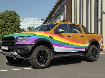 Ford zeigt mit den Regenbogenfarben Flagge