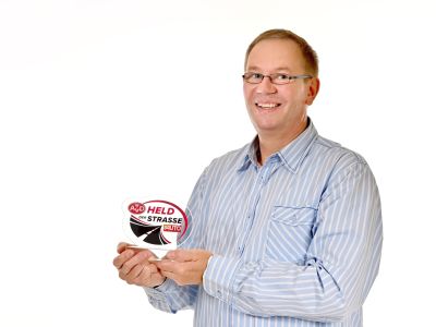 „Held der Straße“ rettet Motorradfahrer vor den Flammen