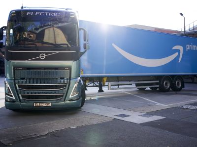 Volvo Trucks liefert schwere Elektro-Lkw an Amazon