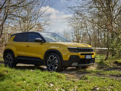 Jeep Avenger e-Hybrid: Teilzeitstromer als Brückenbauer
