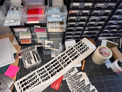 Anti-Musk-Aufkleber für den Tesla wird zum Bestseller