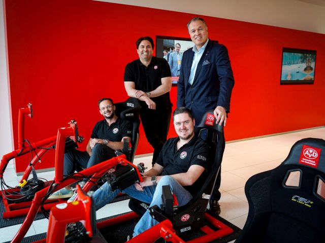 Der AvD präsentiert sich neben dem Eis - Bild 1