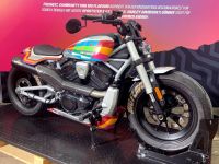 Harley-Davidson schenkt Gönrgy ein Custombike ein