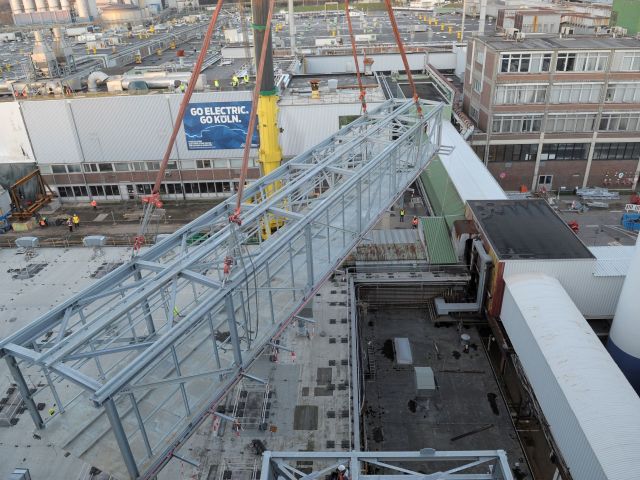 Ford spannt eine Brücke auf dem Werksgelände - Bild 1