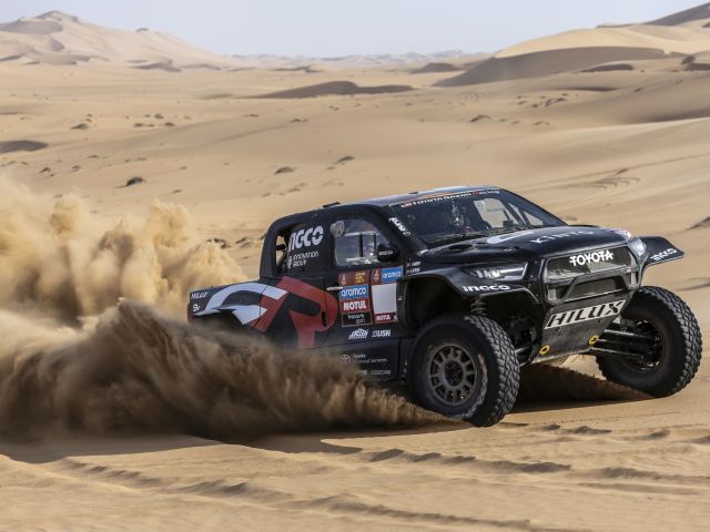 Dakar 2024: Toyota-Quintett mit Routinier Giniel de Villiers - Bild 1