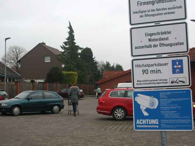 Auf dem Supermarktplatz gelten besondere Verkehrsregeln - Bild 1