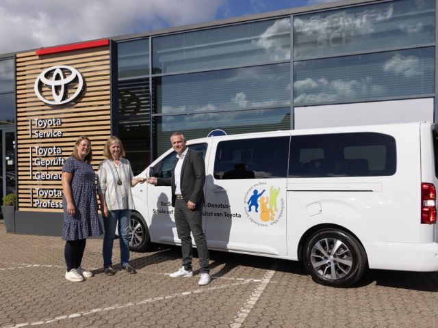 Toyota stiftet einen Proace Verso mit Rollstruhlrampe - Bild 1