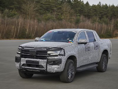 VW Amarok im Tarnkleid unterwegs