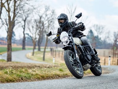 Praxistest Brixton Crossfire 500 XC: Schön anzusehen und auch zu fahren