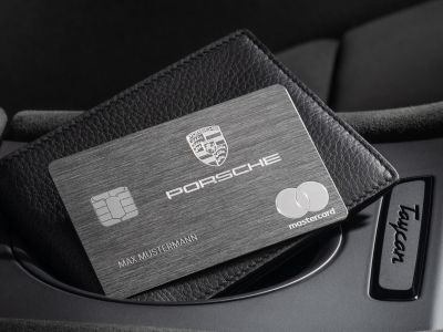 Geld und Versicherung gegen Edelstahl