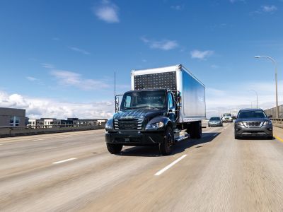 Daimler startet Serienproduktion des Freightliner eM2