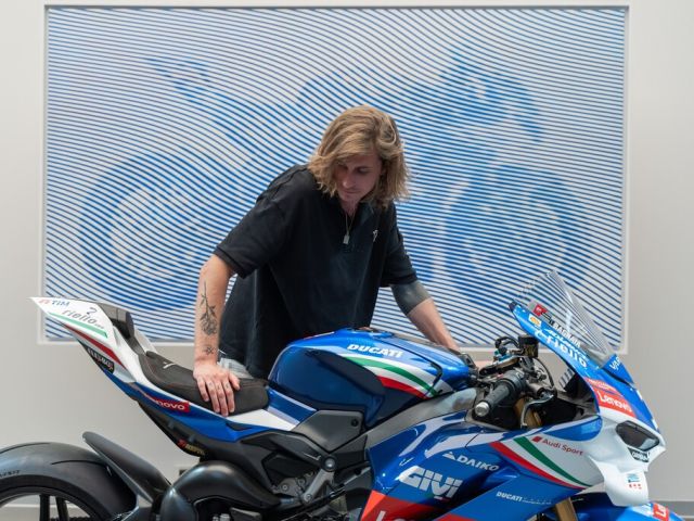 Eine Ducati in blauen Linien - Bild 1