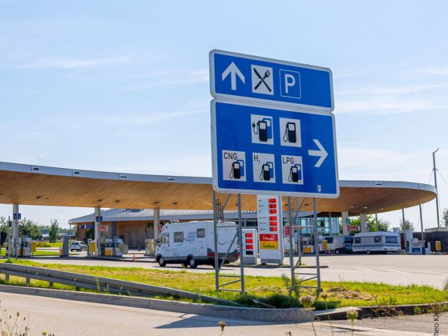 Eine Tankfüllung kostet an der Autobahn im Schnitt über 20 Euro mehr - Bild 1