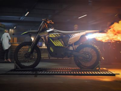 James Bond auf der Triumph TF-250 X