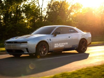 Stellantis erprobt Festkörperbatterie in einem Dodge