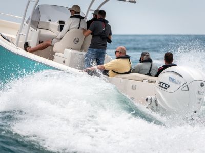 Wasser und Wellen gegen Achtzylinder-Scham