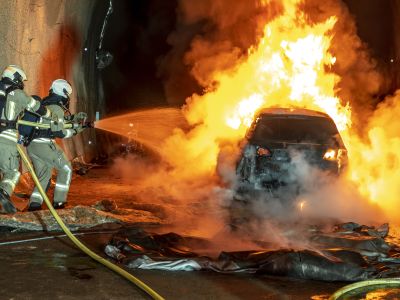 Elektroautos brennen selten, sind dafür schwieriger zu löschen