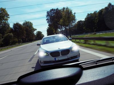 Jeder Fünfte räumt die linke Spur mit Lichthupe frei