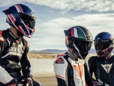 Motorradfahrer zeigen Flagge für die Herkunft