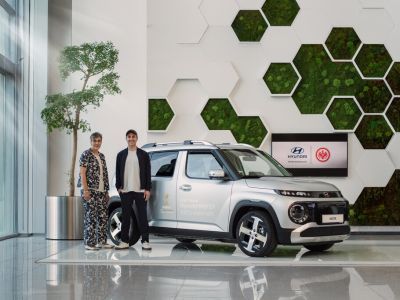 Mario Götze übergibt Hyundai Inster