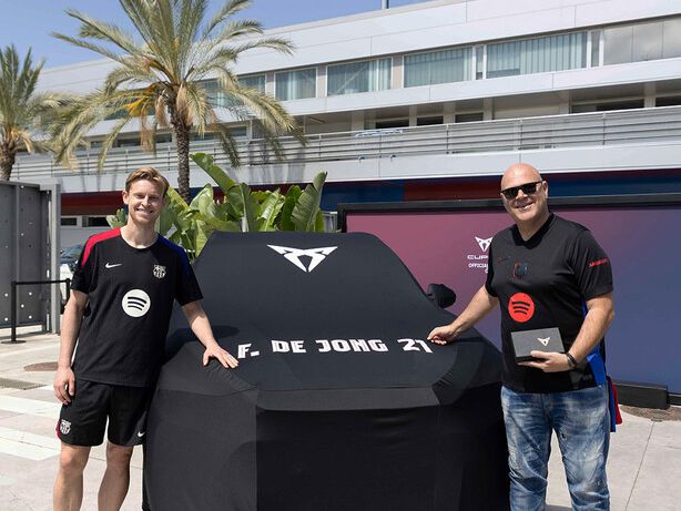 Fans übergeben Fahrzeugschlüssel an Fußballstars - Bild 1