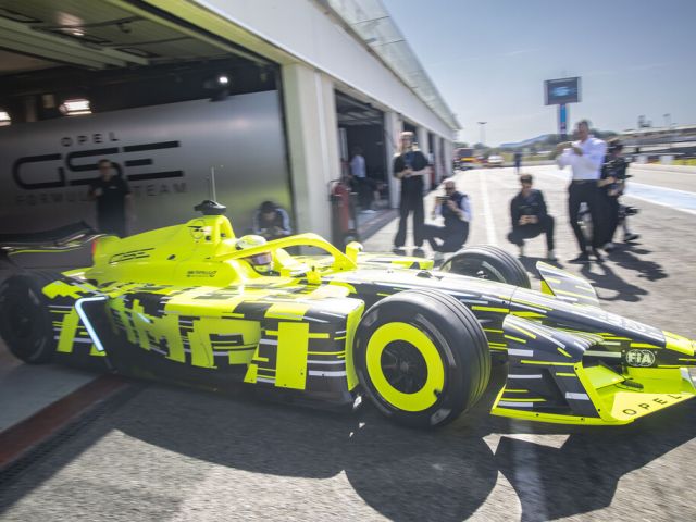 Opel enthüllt seinen GEN4-Boliden für die Formel E - Bild 1