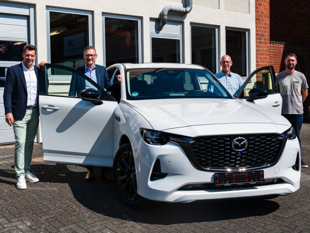 Kreishandwerkerschaft bekommt zwei Schulungsfahrzeuge von Mazda - Bild 1