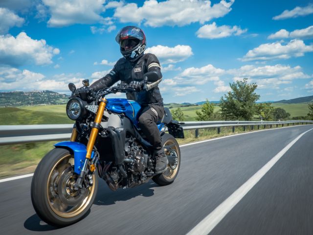 Fahrbericht Yamaha XSR 900: Nur aus dem oberen Regal - Bild 1