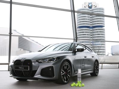 Der Sieger fährt mit einem BMW i4 M50 heim