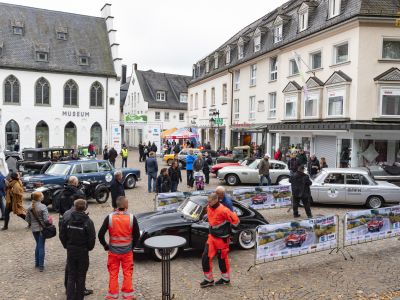 Mit 112 Oldtimern durchs Sauerland
