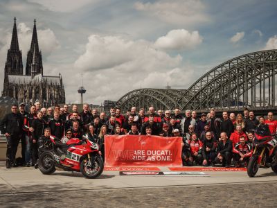Ducatisti fahren sich warm