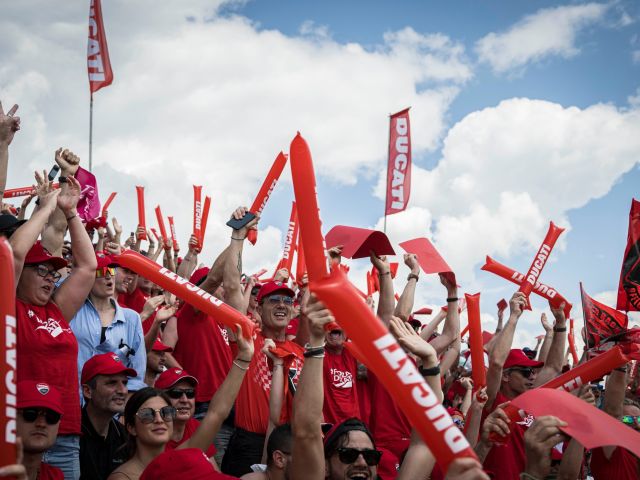 Ducati zeigt mit eigenen Tribünen Flagge - Bild 1