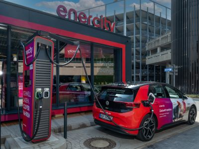 Auf Abflug warten und Auto aufladen