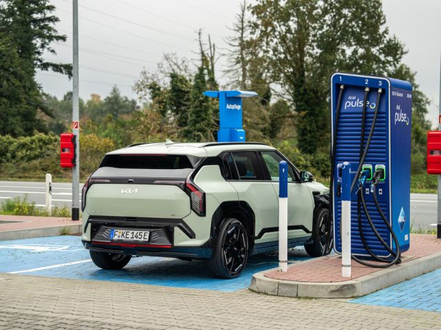 Mehr als jeder fünfte Neuwagen ist ein E-Auto - Bild 1