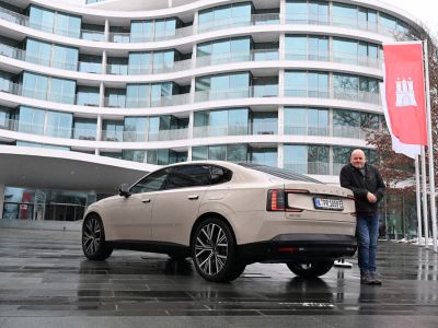 Leise Limousine mit lauter SUV-Anleihen