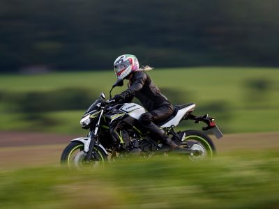 Louis hilft beim Start ins Motorradleben