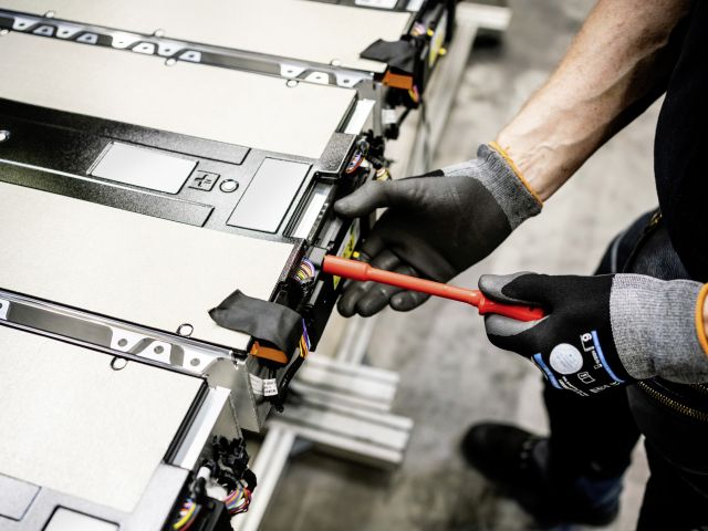 Daimler Truck beteiligt sich an Manz - Bild 1