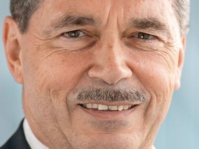 Walter Niewöhner erhält den Sicherheitspreis Nutzfahrzeuge