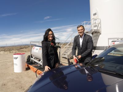 Porsche nimmt e-Fuel-Anlage in Betrieb