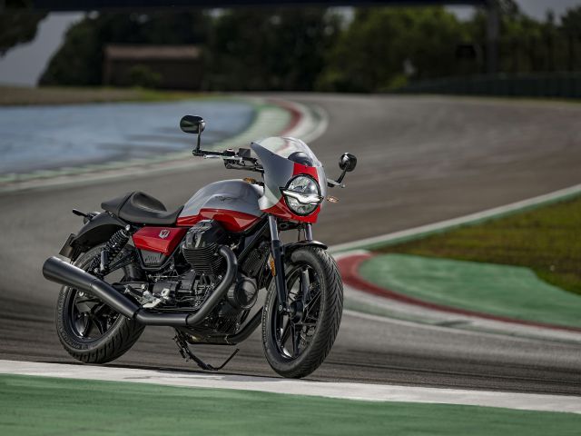 Moto Guzzi V7 im Sportdress - Bild 1