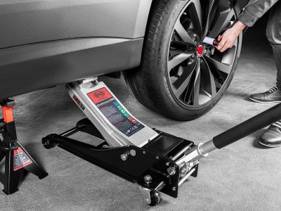 Jeder vierte Autofahrer wechselt die Reifen selbst