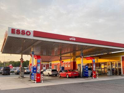 Auf der Autobahn kostet der Liter fast 40 Cent mehr