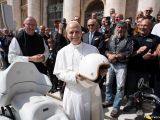 Heiligs Blechle: Papst segnet BMW R 18 für guten Zweck - Bild 2