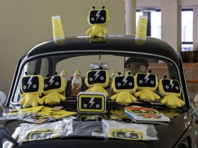 Opels plüschiger Markenbotschafter besucht junge Patienten