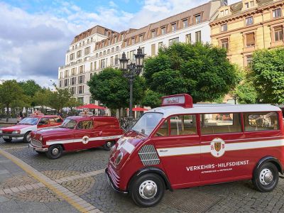 Historische Pannenhilfsfahrzeuge und moderne Sportwagen
